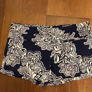 Gap patterned shorts size 8